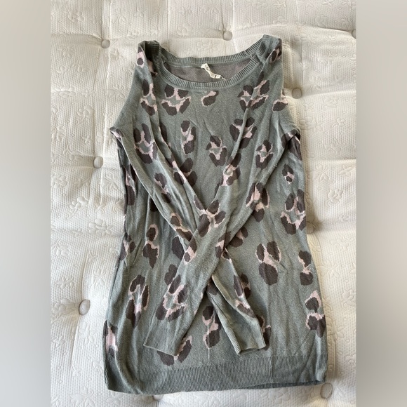 Women’s light sweater with cheetah print - Picture 3 of 3